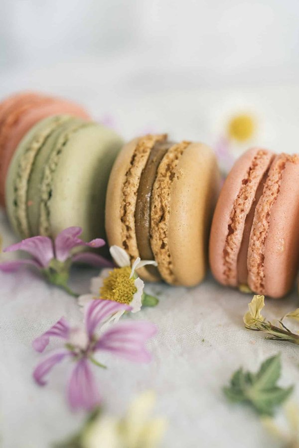 Quels sont les secrets pour réussir des macarons parfaits à la maison ?