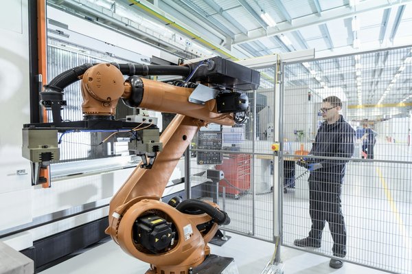 Quels sont les avantages d'un robot pâtissier avec balance intégrée pour des recettes précises?